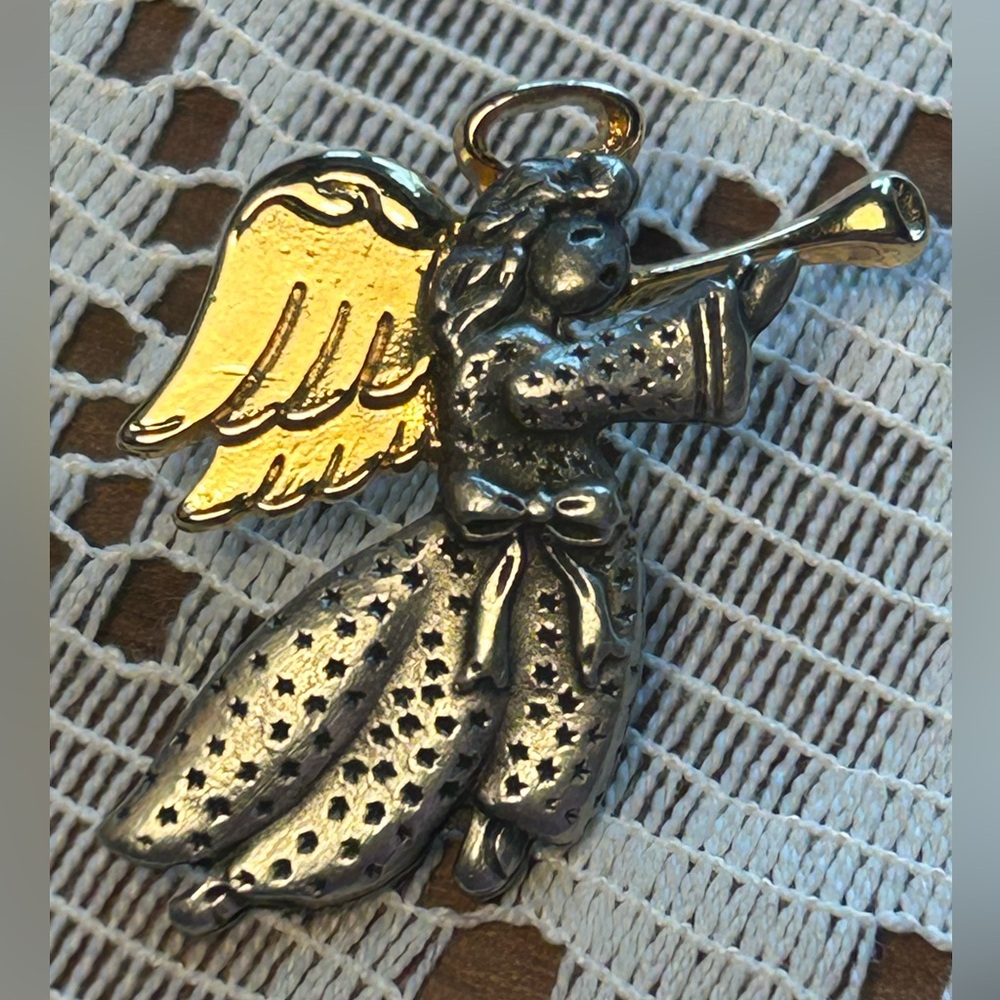 3/$30✨📯Vintage Pewter and Gold Toned Starry Herald Angel Pin📯 ✨